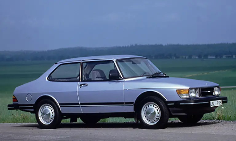 Dem-Nachfolger-dem-Saab-90-war-nur-ein-ganz-kurzes-Leben-beschieden-Er-sollte-die-Limousine-des-99-werden-wurde-aber-zum-Vorlaeufer-des-spaeteren-900-Fuer-ihn-gab-es-ausschliesslich-einen-Zwei-Liter-Motor-mit-100-PS-der-aber-schon-Super-Kraftstoff-vertrug