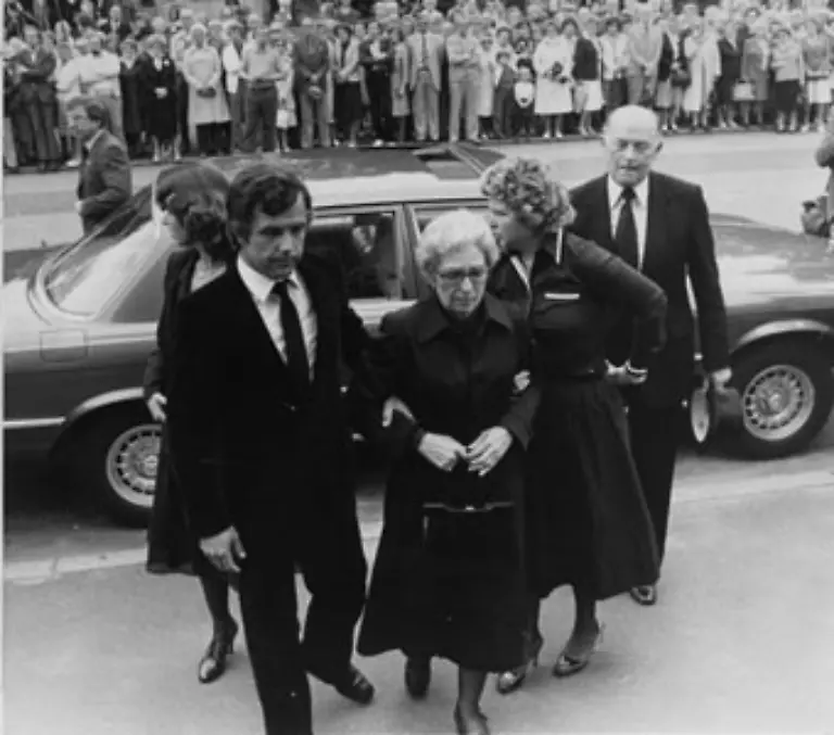 Doch-1971-setzte-ein-Schlaganfall-der-Karriere-ein-jaehes-Ende-Er-nahm-ihm-die-Stimme-Heinz-Erhardt-sass-fortan-im-Rollstuhl-Acht-Jahre-spaeter-starb-der-Star-der-Wirtschaftswunder-Deutschen