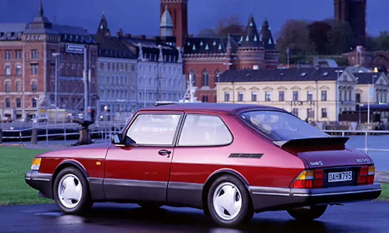 Sein-Getriebe-sass-vorn-unter-dem-nach-rechts-geneigten-Motor-und-wurde-mittels-Rollenkette-angetrieben-Erst-ab-1981-gab-es-eine-Stufenheckvariante-mit-dem-Namen-Sedan-auf-dem-Markt