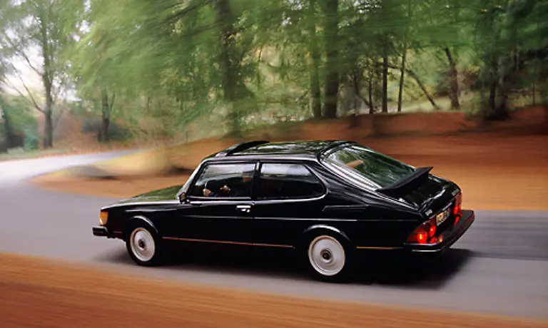 Mit-dem-Facelift-1987-bekam-der-900-eine-schnittigere-Frontpartie-und-wurde-kurz-darauf-erneut-technisch-ueberarbeitet-Durch-die-Beteiligung-von-GM-zunaechst-nur-50-Prozent-wurde-neben-dem-Vollturbo-Bild-ab-1990-auch-ein-Volumenmodell-namens-900S-gebaut