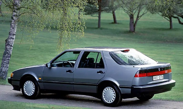 Der-9000-ist-daher-auch-eines-der-wenigen-Modelle-von-Saab-bei-dem-das-Zuendschloss-ganz-konventionell-neben-dem-Armaturenbrett-liegt