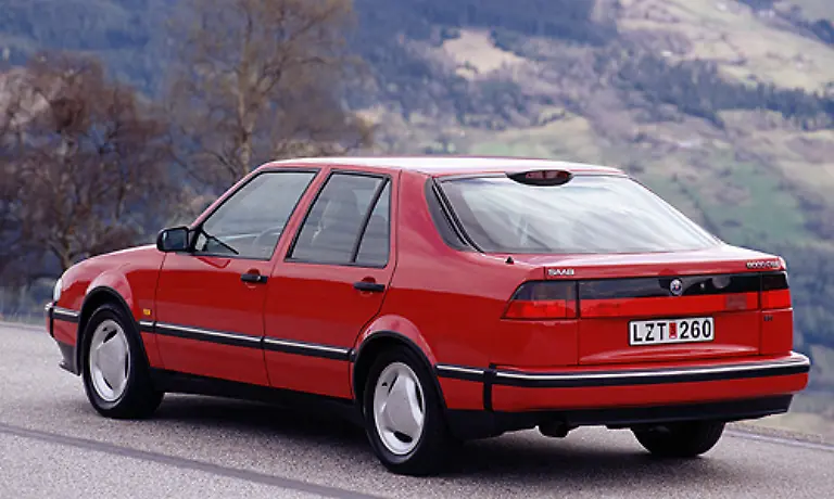 Daneben-hielt-viel-Elektronik-beim-9000-Einzug-Erstmals-gab-es-einen-Bordcomputer-mit-allen-bis-heute-gaengigen-Funktionen