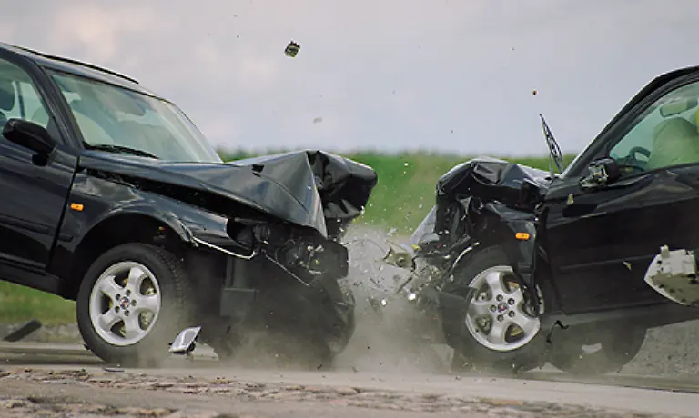 Auf-die-Stabilitaet-der-Karosserien-wurde-stets-groessten-Wert-gelegt-und-damit-auch-eifrig-geworben-Einen-versetzten-Frontalcrash-von-zwei-Fahrzeugen-mit-50-km-h-koennen-die-Insassen-nahezu-unverletzt-ueberstehen