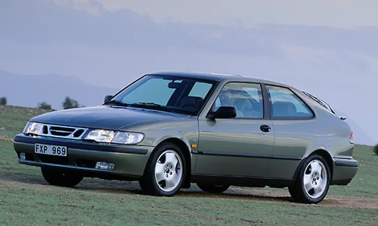 Kurz-nach-dem-Erscheinen-des-9-5-loeste-der-Saab-9-3-das-Modell-900-ab-Die-erste-Generation-wurde-von-1998-bis-2002-gebaut-Dann-frischte-eine-Facelift-das-Auto-auf-Das-Cabrio-der-Serie-wird-bei-Magna-Steyr-in-Graz-gebaut