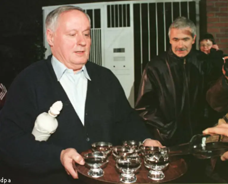 Wer-zu-feierlichen-Anlaessen-Schnaps-ausschenkt-signalisiert-eine-gewisse-Rustikalitaet-Zuweilen-mag-dahinter-der-Versuch-stecken-einen-stillen-Kummer-zu-verdraengen