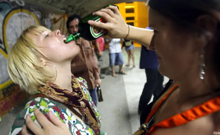 Keinesfalls-sollten-Sie-vor-dem-Trinken-Schmerztabletten-nehmen-Dieser-Geheimtipp-ist-aeusserst-schlecht-fuer-die-Leber