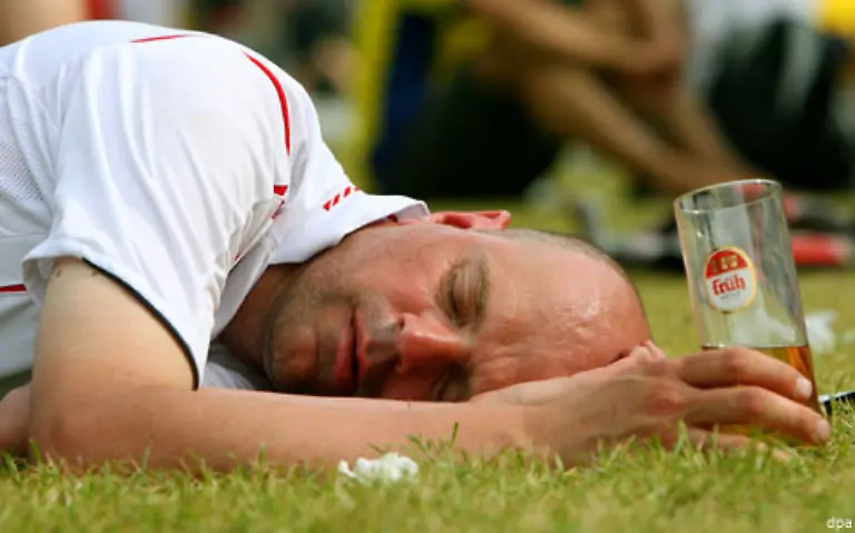 Hilfreich-ist-auch-der-Genuss-von-Wasser-Erfahrungsgemaess-wird-spaetestens-nach-dem-dritten-Glas-Wein-das-begleitende-Wasser-vergessen-Biertrinker-verzichten-meist-ganz-auf-Wasser