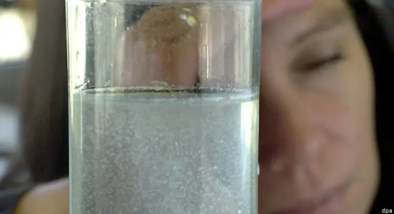 Denn-Alkohol-entzieht-dem-Koerper-Fluessigkeit-was-ebenfalls-zu-dem-beruehmten-dicken-Kopf-am-nicht-minder-beruehmten-Morgen-danach-fuehren-kann