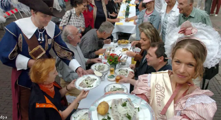 Vor-dem-Trinken-sollte-man-essen-Dann-wirken-Bier-und-Wein-nicht-so-schnell-und-der-Magen-wird-zudem-nicht-so-stark-vom-Alkohol-und-den-Saeuren-gereizt