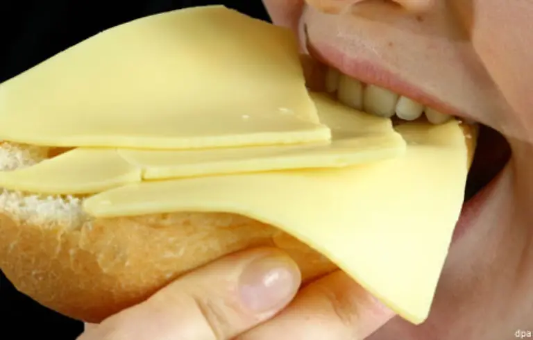 Sollten-Sie-am-naechsten-Tag-trotzdem-mit-einem-Kater-aufwachen-greifen-Sie-nicht-gleich-zur-Schmerztablette-Vielleicht-hilft-ein-herzhaftes-Fruehstueck-Auch-jetzt-sollten-Sie-viel-trinken