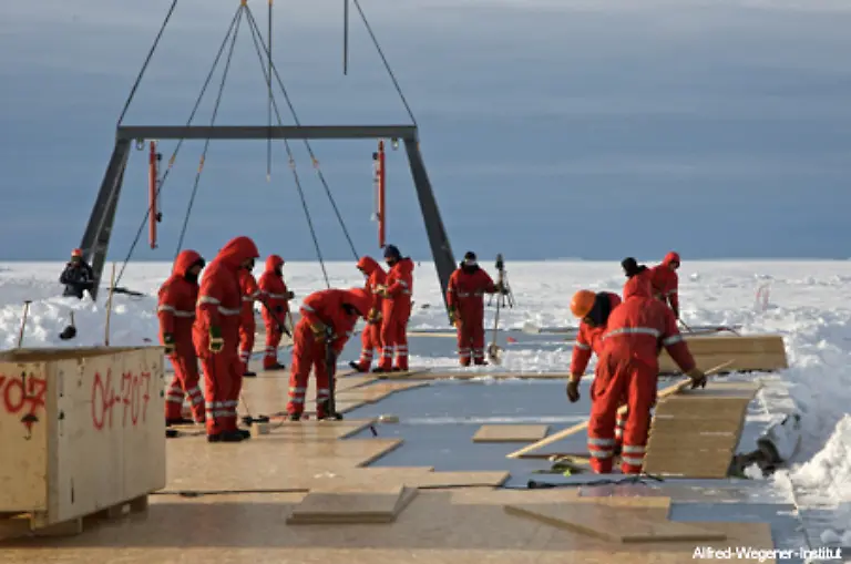 Mehr-als-90-Spezialisten-haben-die-Stahlkonstruktion-im-ewigen-Eis-teilweise-mit-schwerem-Geraet-errichtet