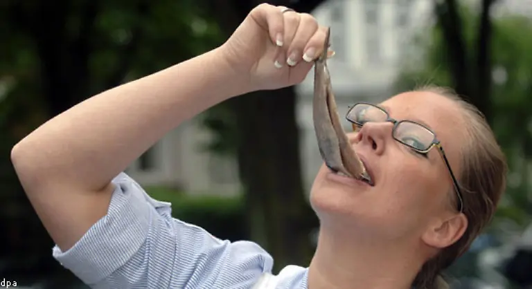Salzgurken-Rollmoepse-und-Krabbensalat-koennen-helfen-den-Mineral-und-Vitaminhaushalt-wieder-ins-Lot-zu-bringen