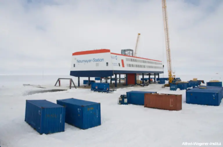 Fuer-die-Neumayer-III-mussten-3600-Tonnen-Fracht-mit-Schiffen-zum-Ekstroem-Schelfeis-in-die-Antarktis-und-weitere-21-Kilometer-zum-Bauplatz-gebracht-werden
