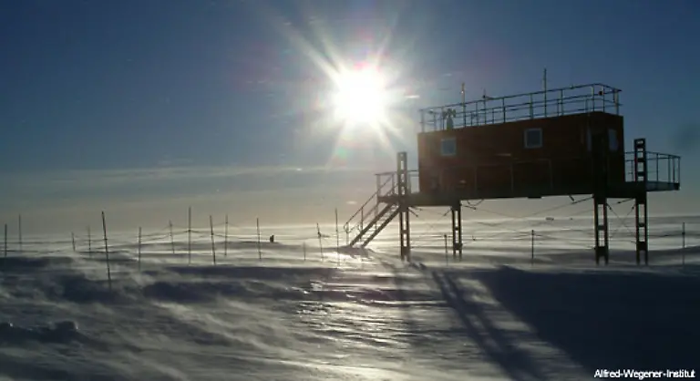 Der-Neubau-war-dringend-noetig-da-die-Vorgaengerin-Neumayer-II-1993-2009-im-Eis-versunken-ist-und-dort-nach-und-nach-von-Schneemassen-zerdrueckt-wird
