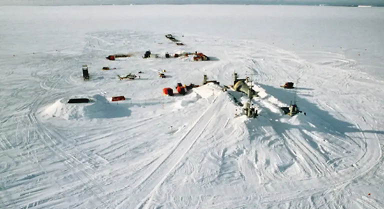Auch-die-erste-deutsche-Forschungsstation-die-Georg-Neumayer-Station-1981-1993-sank-durch-ihre-Waermeentwicklung-immer-tiefer-ins-Eis-ein-und-musste-1993-durch-die-Neumayer-II-abgeloest-werden