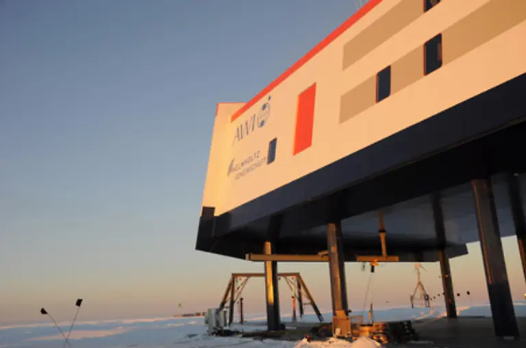 denn-der-Neubau-steht-auf-einer-Plattform-die-wiederum-auf-16-hydraulischen-Stuetzen-lagert