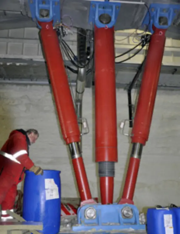 Diese-hydraulischen-Stuetzen-sollen-das-Gebaeude-jedes-Jahr-um-80-bis-100-Zentimeter-heben