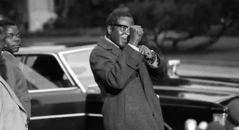 Wie-viele-afrikanische-Laender-erreicht-auch-Simbabwe-in-den-sechziger-Jahren-die-Unabhaengigkeit