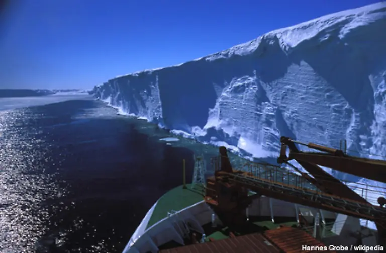 Die-auf-dem-200-Meter-dicken-Ekstroem-Schelfeis-gebaute-Station-bewegt-sich-jedes-Jahr-Stueck-fuer-Stueck-157-Meter