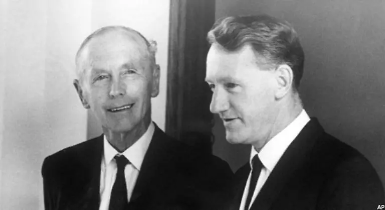 Allerdings-ist-es-keine-Befreiungsbewegung-die-das-Land-fuer-unabhaengig-von-Grossbritannien-erklaert-sondern-das-Siedler-Regime-unter-Ian-Smith-rechts-im-Bild-mit-dem-britischen-Aussenminister-Alec-Douglas-Home