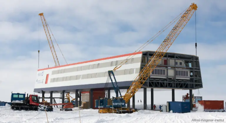 Tatsaechlich-erinnert-die-Form-der-Forschungsstation-sehr-an-einen-Schiffsrumpf