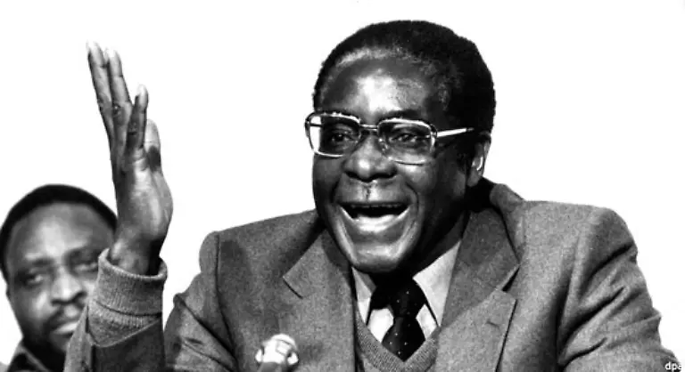 Es-ist-Mugabe-der-Simbabwe-nach-einer-Zeit-im-Untergrund-Flucht-Folter-und-Haft-in-die-Unabhaengigkeit-fuehrt-Die-Wahlen-vom-Februar-1980-gewinnt-seine-ZANU