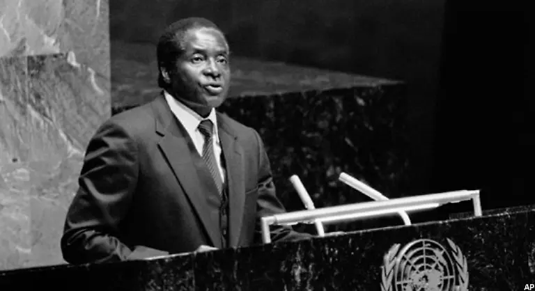 Lange-Zeit-verbluefft-der-stets-elegant-gekleidete-Intellektuelle-der-in-Ghana-Jura-Oekonomie-Philosophie-Geschichte-und-Englisch-studiert-hat-die-Welt-mit-einem-Versoehnungskurs-fuer-Schwarz-und-Weiss