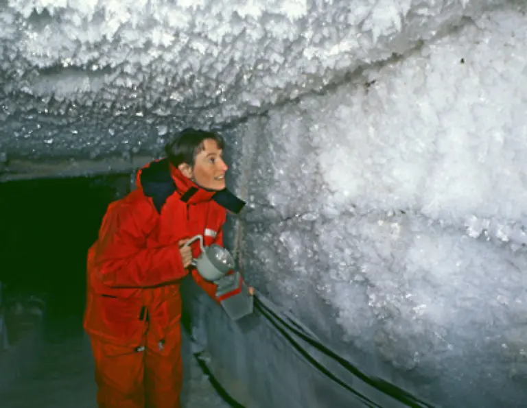 Die-Wissenschaftler-der-Vorgaengerstationen-waren-komplett-vom-Tageslicht-abgeschlossen-Hier-musste-unterm-Eis-gearbeitet-werden