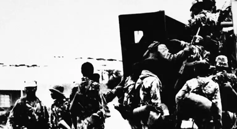 Dabei-wird-uebersehen-dass-Mugabe-schon-damals-aeusserst-skrupellos-ist-In-einem-innerparteilichen-Machtkampf-laesst-er-seine-Armee-20-000-Angehoerige-des-Ndbele-Volkes-toeten