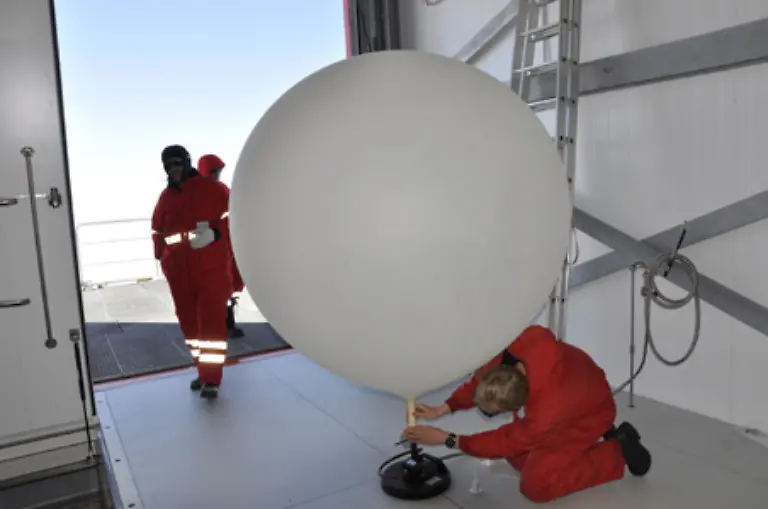 Eine-Aufgabe-davon-wird-das-taegliche-Emporsenden-eines-mit-Helium-gefuellten-Wetterballons-mit-einem-Messgeraet-sein