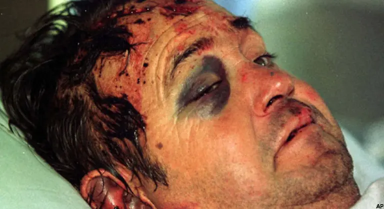 Die-Vertreibung-weisser-Farmer-Bild-vom-April-2000-politische-Repression-und-Duerre-fuehren-sein-Land-jedoch-ins-Chaos-und-zunehmend-in-die-Isolation