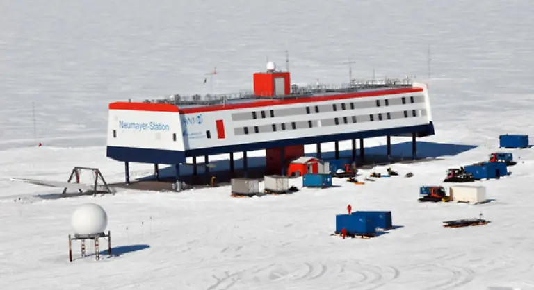Diese-Aufgabe-koennen-die-Wissenschaftler-komfortabel-vom-Dach-der-Neumayer-III-aus-erledigen