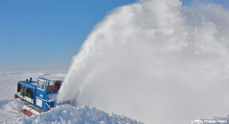 Fuer-die-geophysikalischen-und-luftchemischen-Messungen-muessen-allerdings-immer-noch-zwei-Kilometer-durch-Schnee-und-Eis-zurueckgelegt-werden