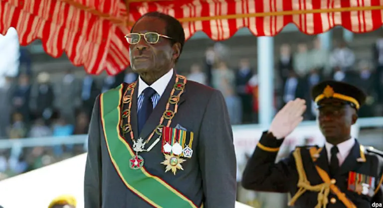 Demokratische-Kontrollen-hat-Mugabe-ausgehebelt-sein-Versagen-versucht-er-mit-Personenkult-und-Populismus-zu-kaschieren-Als-Feindbilder-nutzt-er-Homosexuelle-Weisse-und-die-ehemaligen-Kolonialmaechte