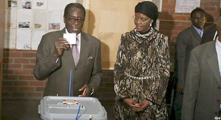 Am-21-Februar-wird-Mugabe-85-Jahre-alt-Dennoch-klebt-er-weiter-an-der-Macht-Sein-sechstes-Mandat-erkaempft-er-durch-Wahlbetrug