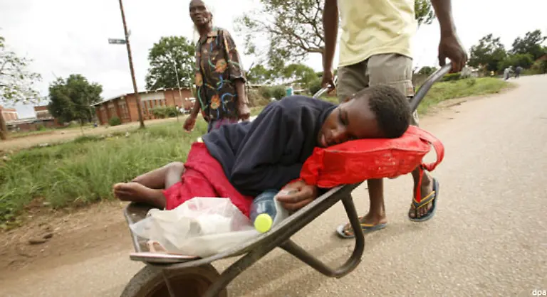 Waehrend-zehntausende-Simbabwer-an-der-Cholera-erkrankt-und-mehr-als-3400-Menschen-bereits-an-der-Krankheit-gestorben-sind