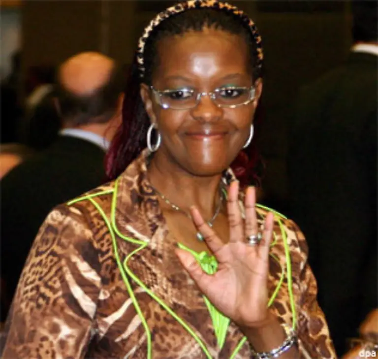 Mugabe-ist-in-zweiter-Ehe-mit-seiner-frueheren-Sekretaerin-Grace-verheiratet-die-fuer-ihren-teuren-Lebensstil-beruechtigt-ist-Gemeinsam-sollen-sie-luxurioese-Urlaube-und-Shoppingtouren-durch-Asien-machen