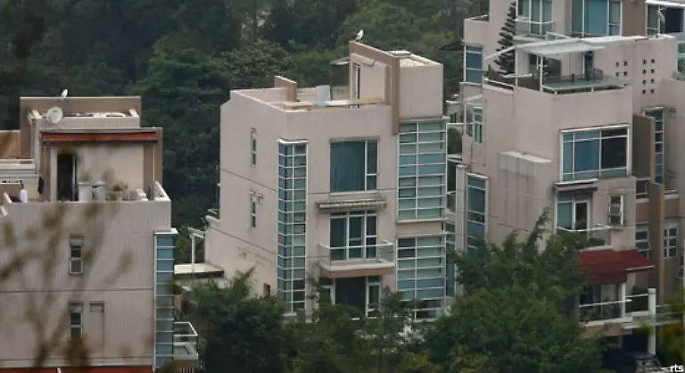 In-der-EU-und-den-USA-haben-Mugabe-und-die-Angehoerigen-seines-Regimes-Einreiseverbot-Angeblich-hat-Mugabe-sich-im-vergangenen-Juni-fuer-fuenf-Millionen-Dollar-ein-Haus-in-Hongkong-gekauft