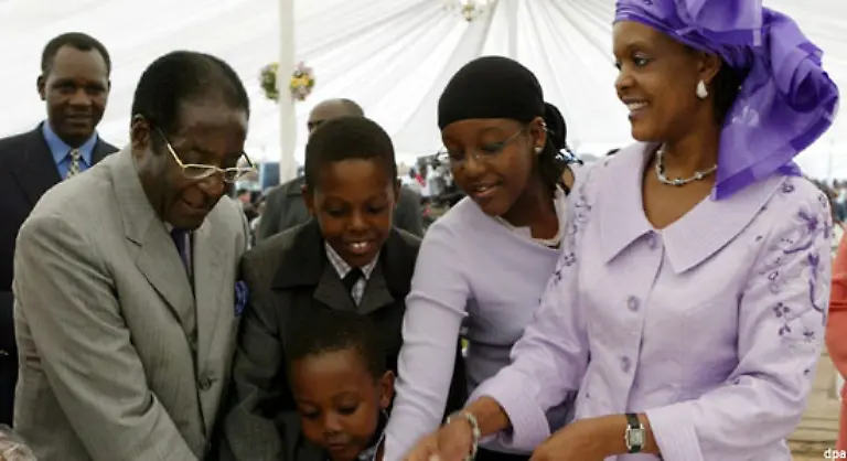 Dort-studiert-seine-Tochter-Bona-2-von-rechts-beim-80-Geburtstag-ihres-Vaters