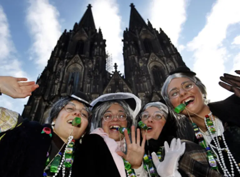 Fasching-ist-bunt-froehlich-und-laut-Doch-es-zaehlen-nicht-nur-die-schoensten-und-schrillsten-Kostueme-es-wird-auch-viel-gegessen-viel-getrunken-und-geraucht