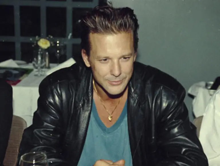 Streifen-wie-Barfly-Im-Jahr-des-Drachen-Angel-Heart-und-Johnny-Handsome-brachten-den-Respekt-der-Kritiker-dagegen-fielen-Harley-Davidson-The-Marlboro-Man-und-Wilde-Orchidee-bei-der-Kritik-und-teilweise-auch-an-der-Kinokasse-durch