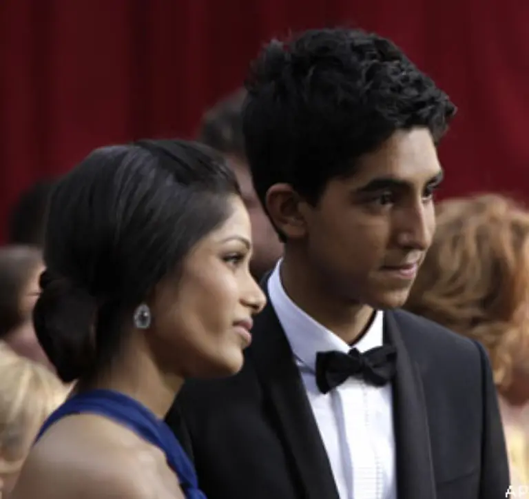 Slumdog-Millionaer-konnte-von-zehn-Nominierungen-acht-Oscars-einheimsen-und-verwies-damit-den-Hollywood-Streifen-Der-seltsame-Fall-des-Benjamin-Button-auf-die-Plaetze-der-von-dreizehn-Nominierungen-nur-drei-Trophaeen-holte