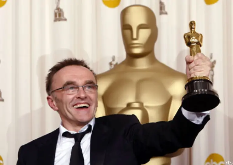 Der-Film-des-britischen-Regisseurs-Danny-Boyle-wurde-zum-besten-Film-des-Jahres-gewaehlt-Boyle-erhielt-den-Oscar-fuer-die-beste-Regie