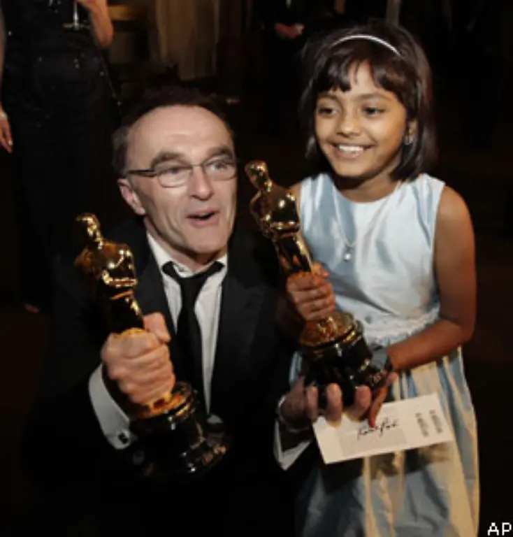 Und-einige-der-jungen-Darsteller-die-Boyle-in-Indien-fuer-seinen-Film-engagiert-hat-feierten-gemeinsam-mit-ihm-und-den-Hauptdarstellern