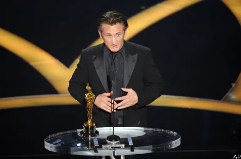 dem-ehemaligen-entfant-terrible-Hollywoods-Sean-Penn-geschlagen-geben-der-fuer-seine-Darstellung-des-Schwulenaktivisten-und-Politikers-Harvey-Milk-in-Milk-seinen-zweiten-Oscar-als-Hauptdarsteller-holte