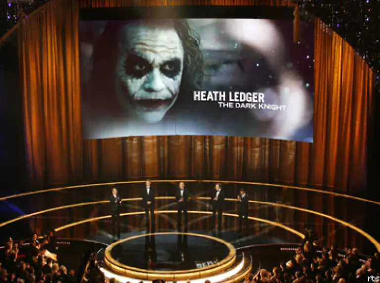 Aber-zurueck-zu-den-Auszeichnungen-Wie-erwartet-erhielt-Heath-Ledger-posthum-die-Auszeichnung-als-bester-Nebendarsteller-fuer-seine-Rolle-des-Joker-in-The-Dark-Knight