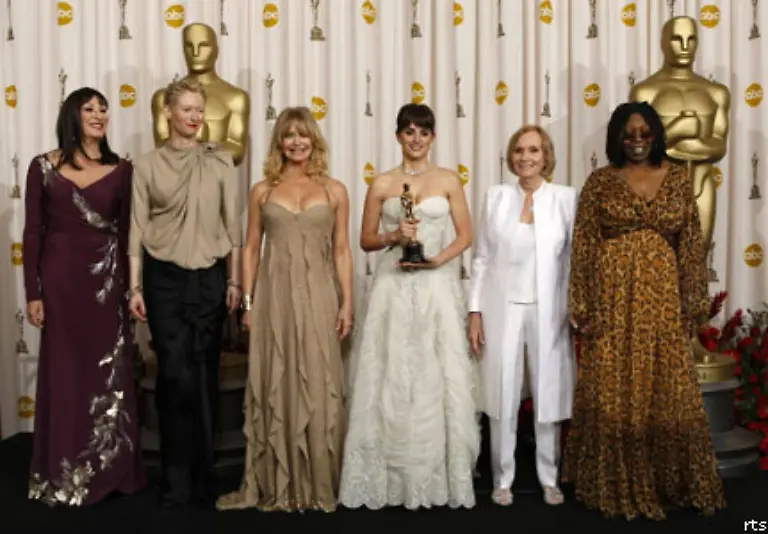 Damit-reiht-sie-sich-ein-in-die-Riege-der-Nebendarstellerinnen-die-den-Oscar-bereits-einstreichen-konnten-und-ihr-den-Preis-uebergaben-Anjelica-Houston-Tilda-Swinton-Goldie-Hawn-Eva-Marie-Saint-und-Whoopie-Goldberg-v-l