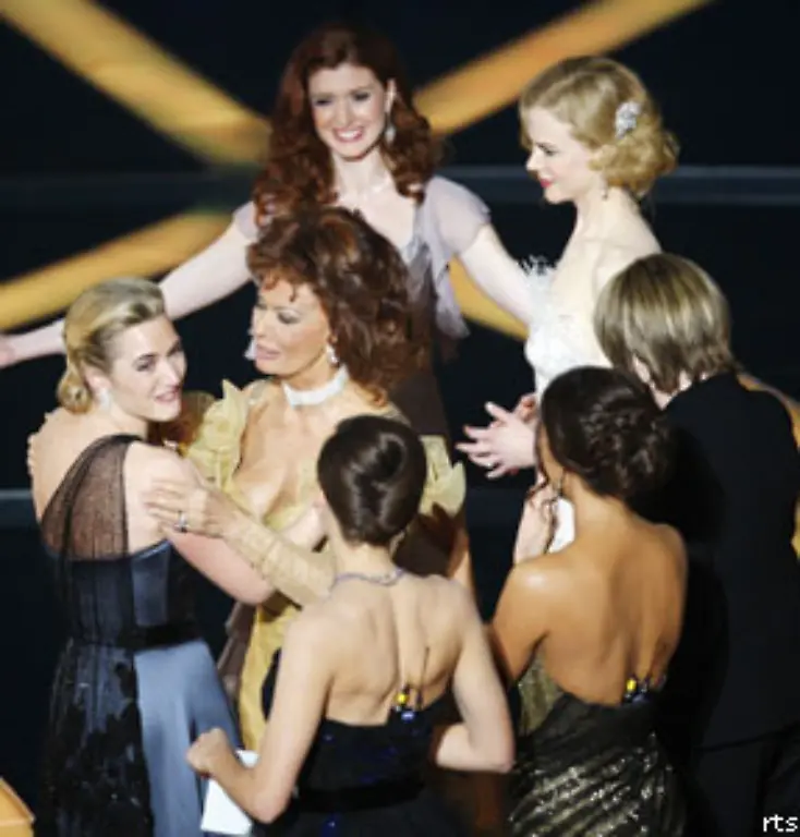 Und-Kate-Winslet-freute-sich-im-Kreise-von-Sophia-Loren-Nicole-Kidman-Shirley-MacLaine-Halle-Berry-und-Marion-Cotillard