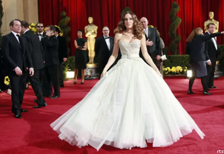 Laudatorin-und-Sex-and-the-City-Star-Sarah-Jessica-Parker-schmueckte-sich-mit-einem-schimmernd-weissen-Tuelltraum-der-an-eine-Braut-erinnerte-und