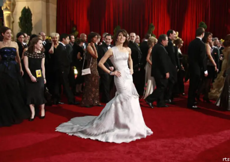 Auch-The-Wrestler-Darstellerin-Marissa-Tomei-waehlte-eine-raffiniert-elegante-weisse-Abendrobe-mit-zahlreichen-Falten-die-ihre-Figur-betonten